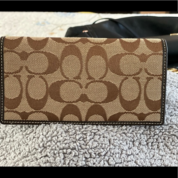 Authentic Coach - Picture 1 of 4